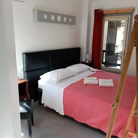 Le Relais De Monti 2* مينتون